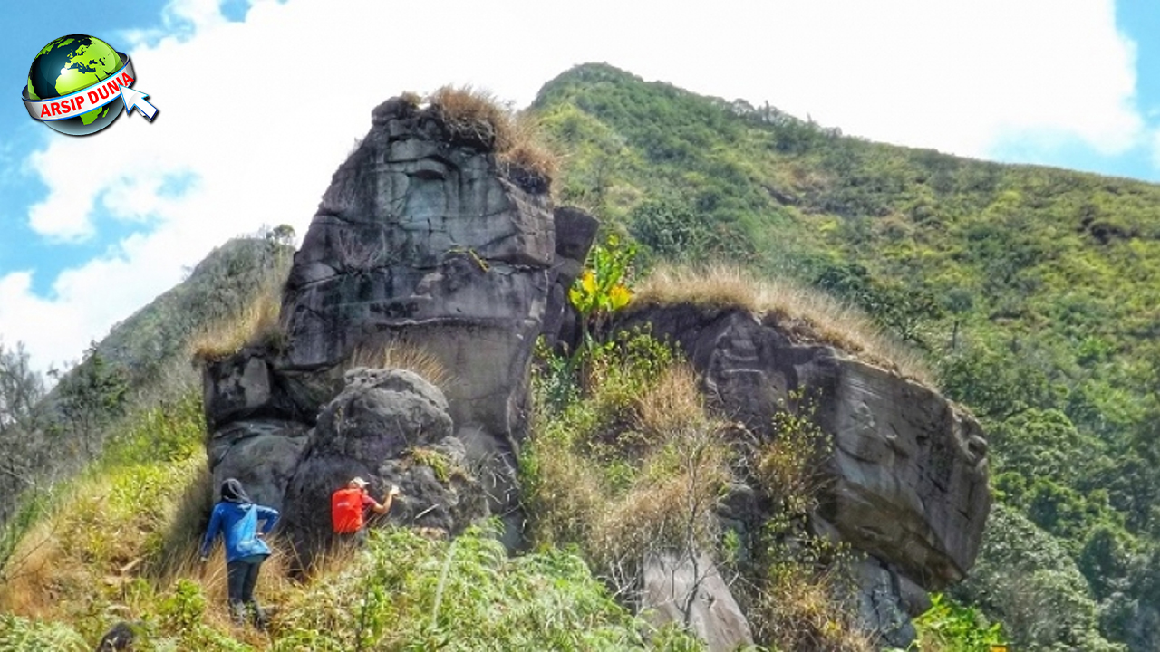 Asal Usul Gunung Sanggar Misteri di Balik Keindahannya!
