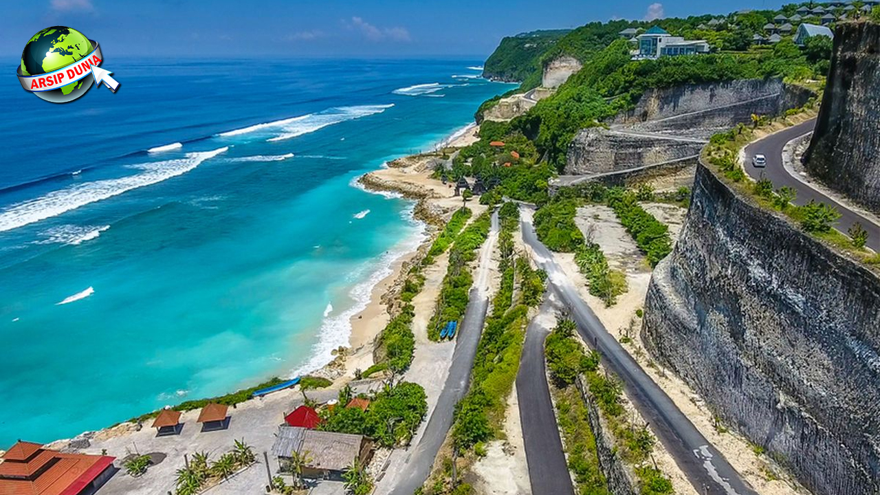 Pantai Melasti 3 Keindahan Tebing dalam Laut Biru