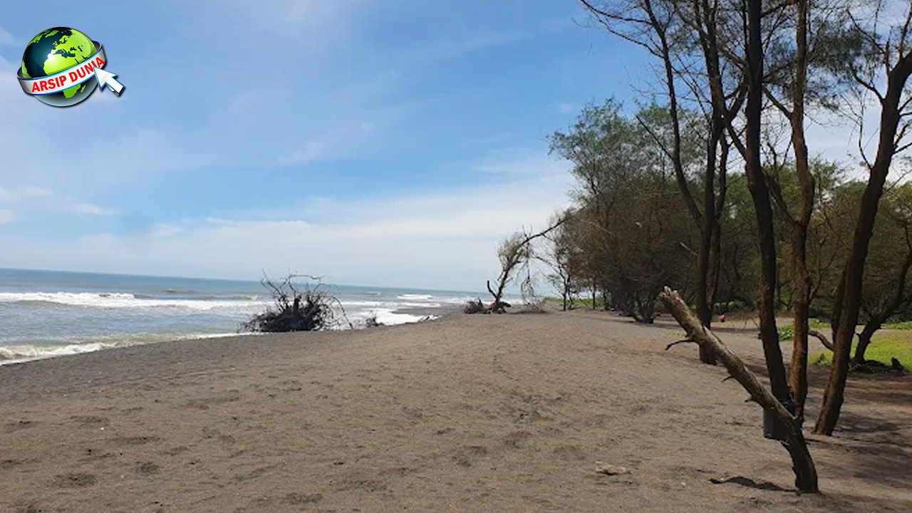 Goa Cemara Beach dalam 13 Pantai yang Menenangkan