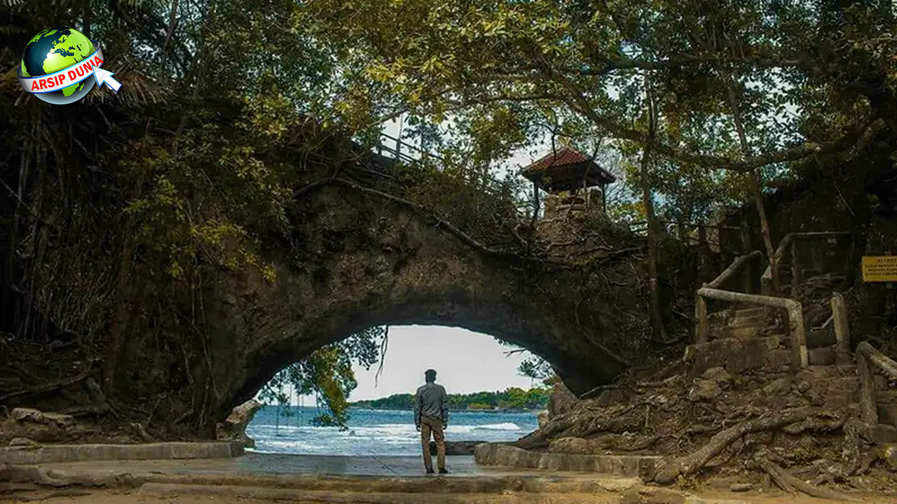 Pantai Karang Bolong 10 Harmoni Laut, Tebing Indah