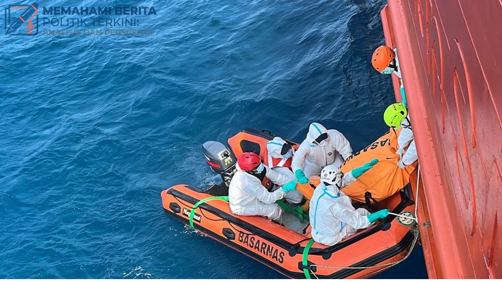 Tim SAR mengevakuasi korban KM Virgo Transport 8 dari bangkai kapal di Laut Jawa