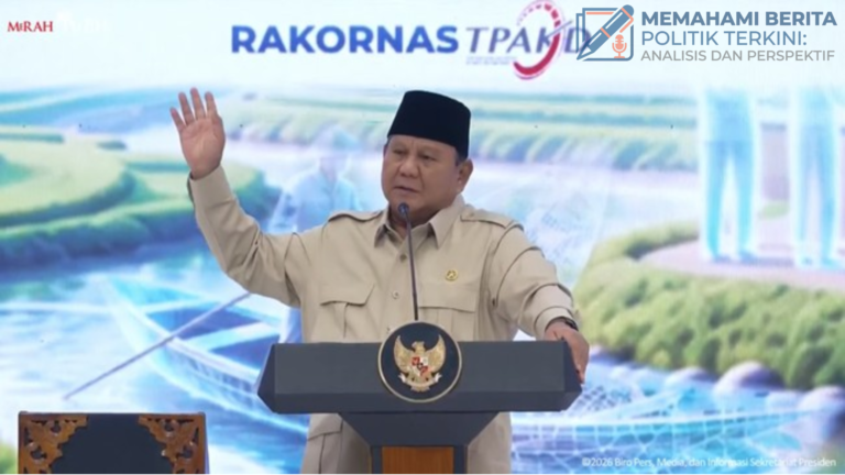 Petugas menangani karhutla di Indonesia dengan menyemprotkan air ke lahan yang terbakar